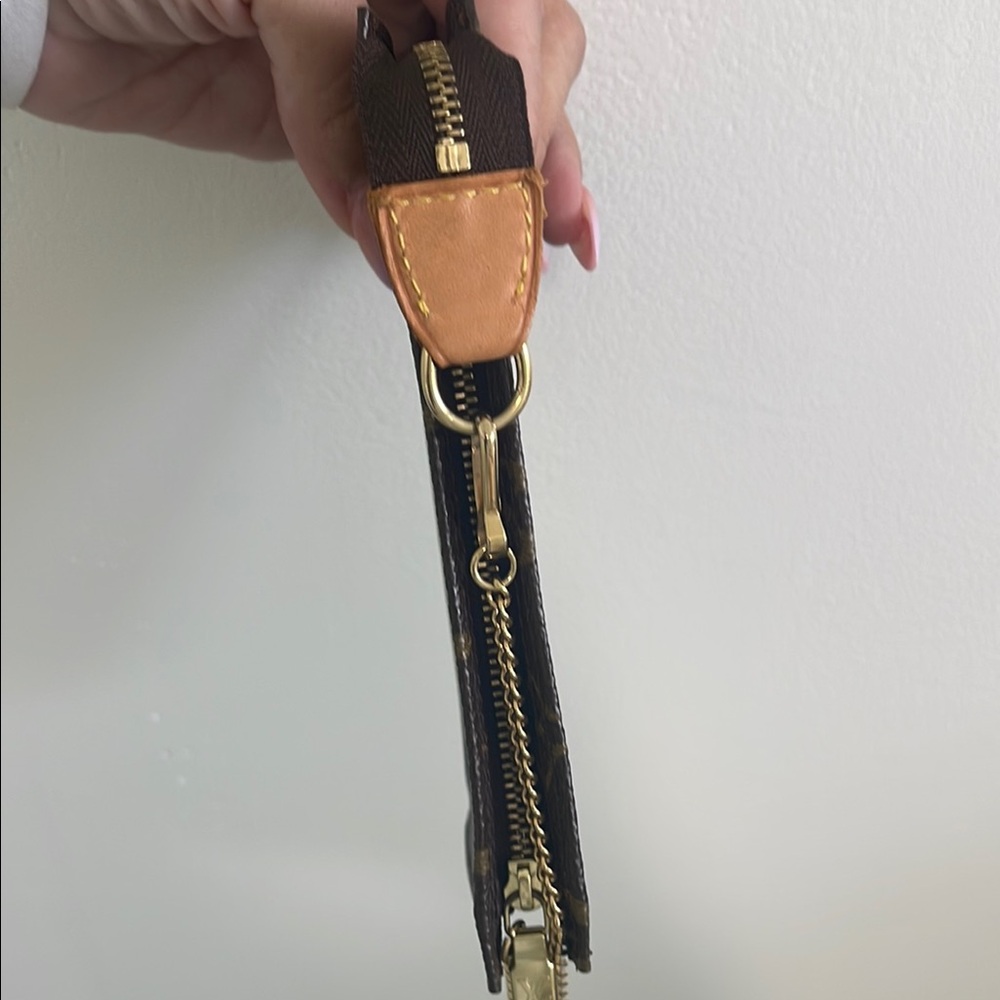Louis Vuitton Monogram Pochette - Picture 3 of 11